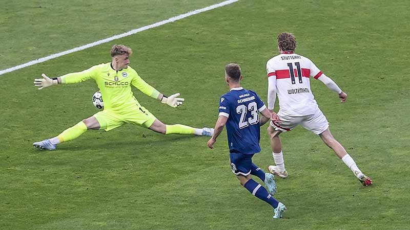 在禁区弧顶 在禁区弧顶